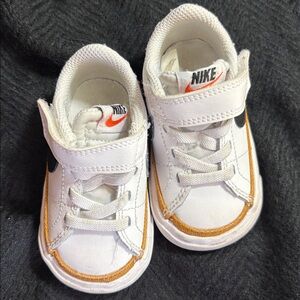 NIKE Boy Lace Up Sneakers White Sz 4